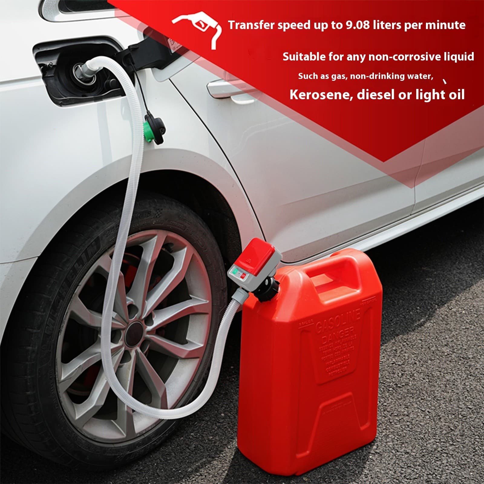 Pomp op jerrycan, slang in de tank van een auto